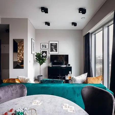 Brand New Bond Center Apartman
